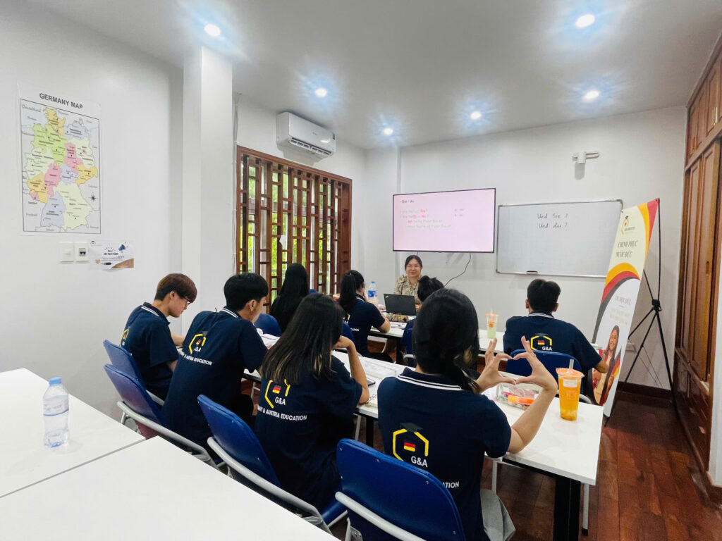 Học viên G&A Education cùng giáo viên trong buổi học