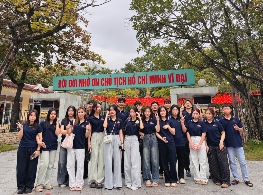 Tập thể học viên G&A Education trong buổi team building